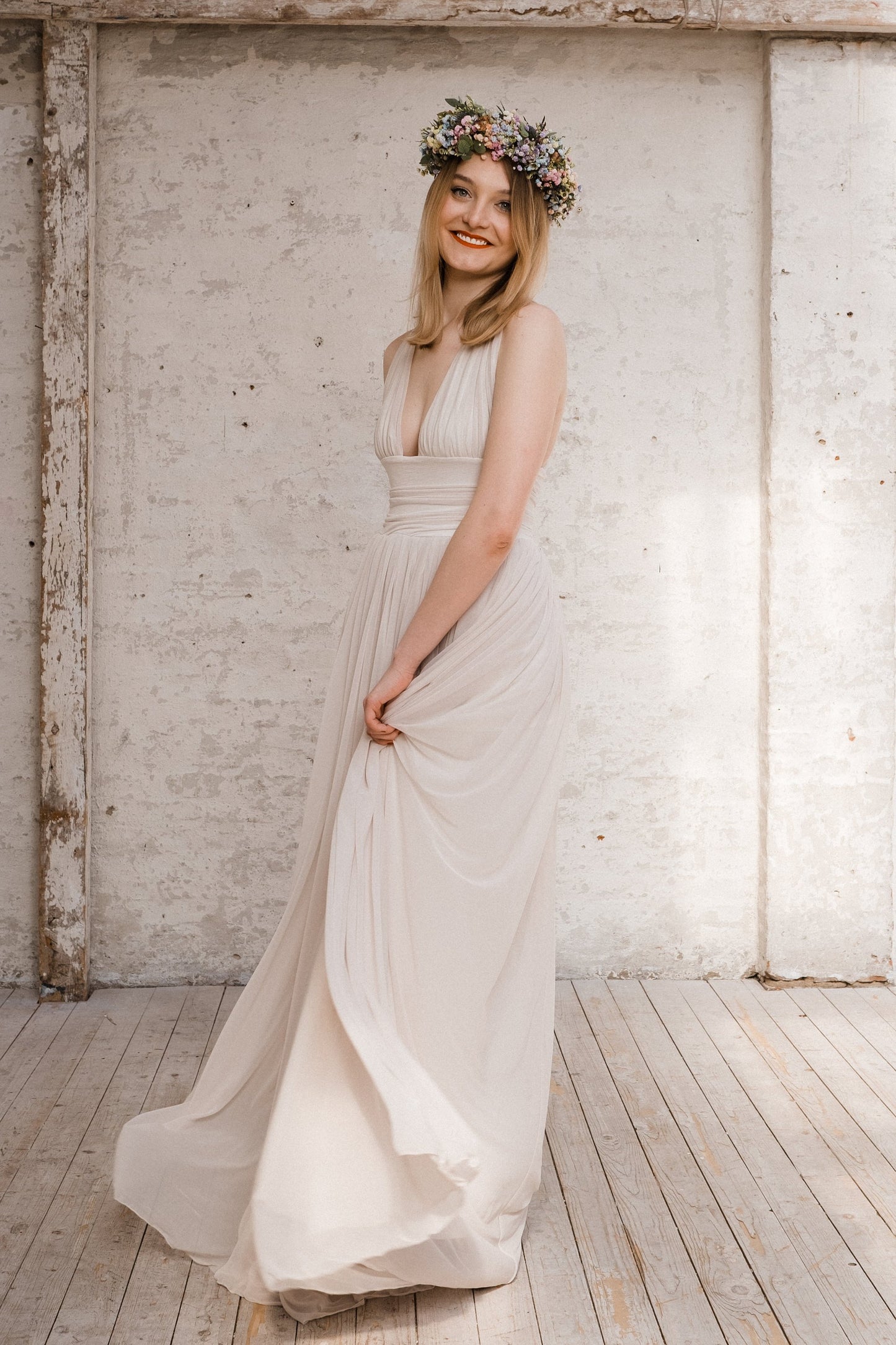 Bodenlanges Boho Brautkleid mit tiefem Ausschnitt und viel federleichtem Chiffon