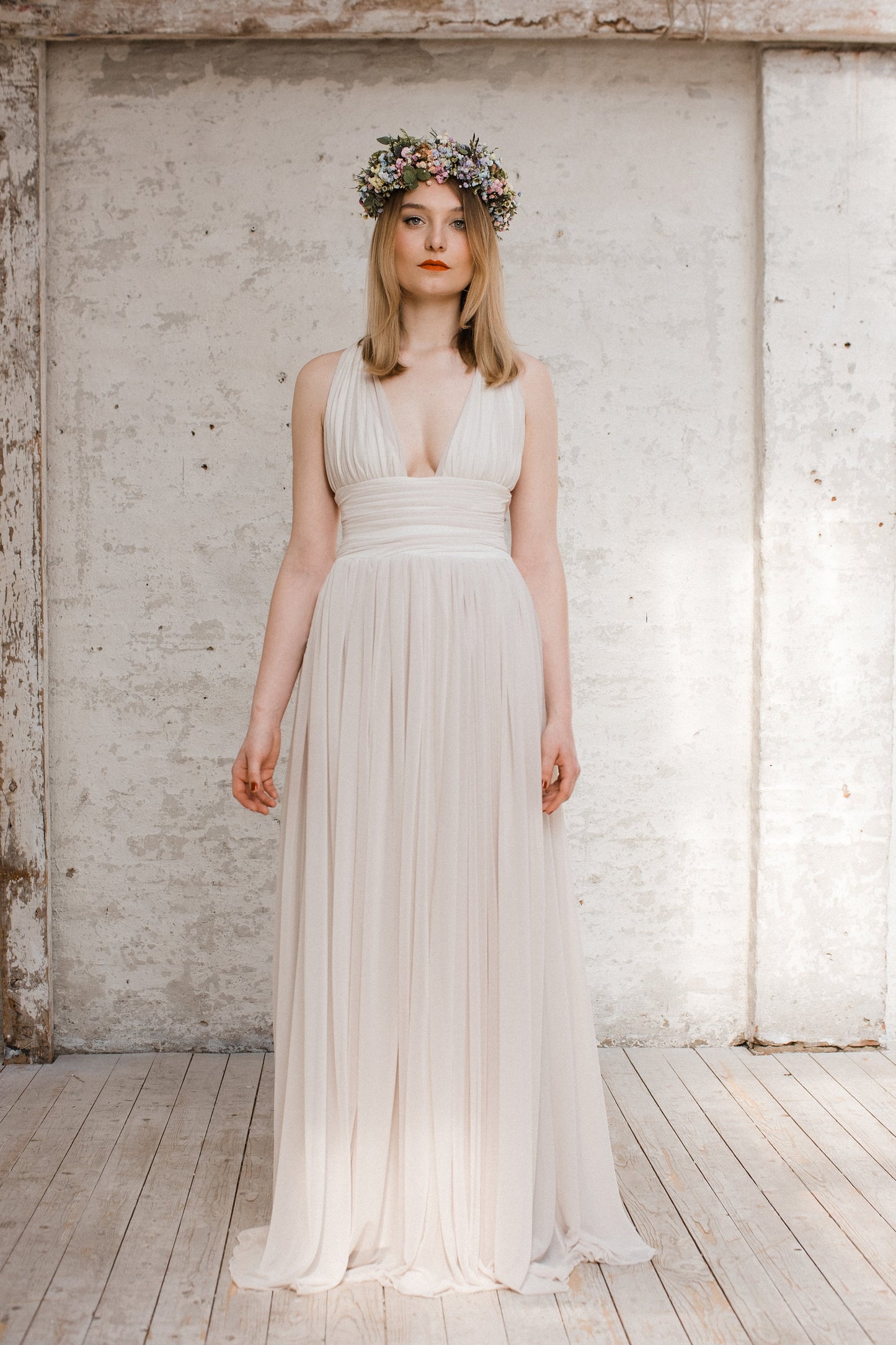 Bodenlanges Boho Brautkleid mit tiefem Ausschnitt und viel federleichtem Chiffon