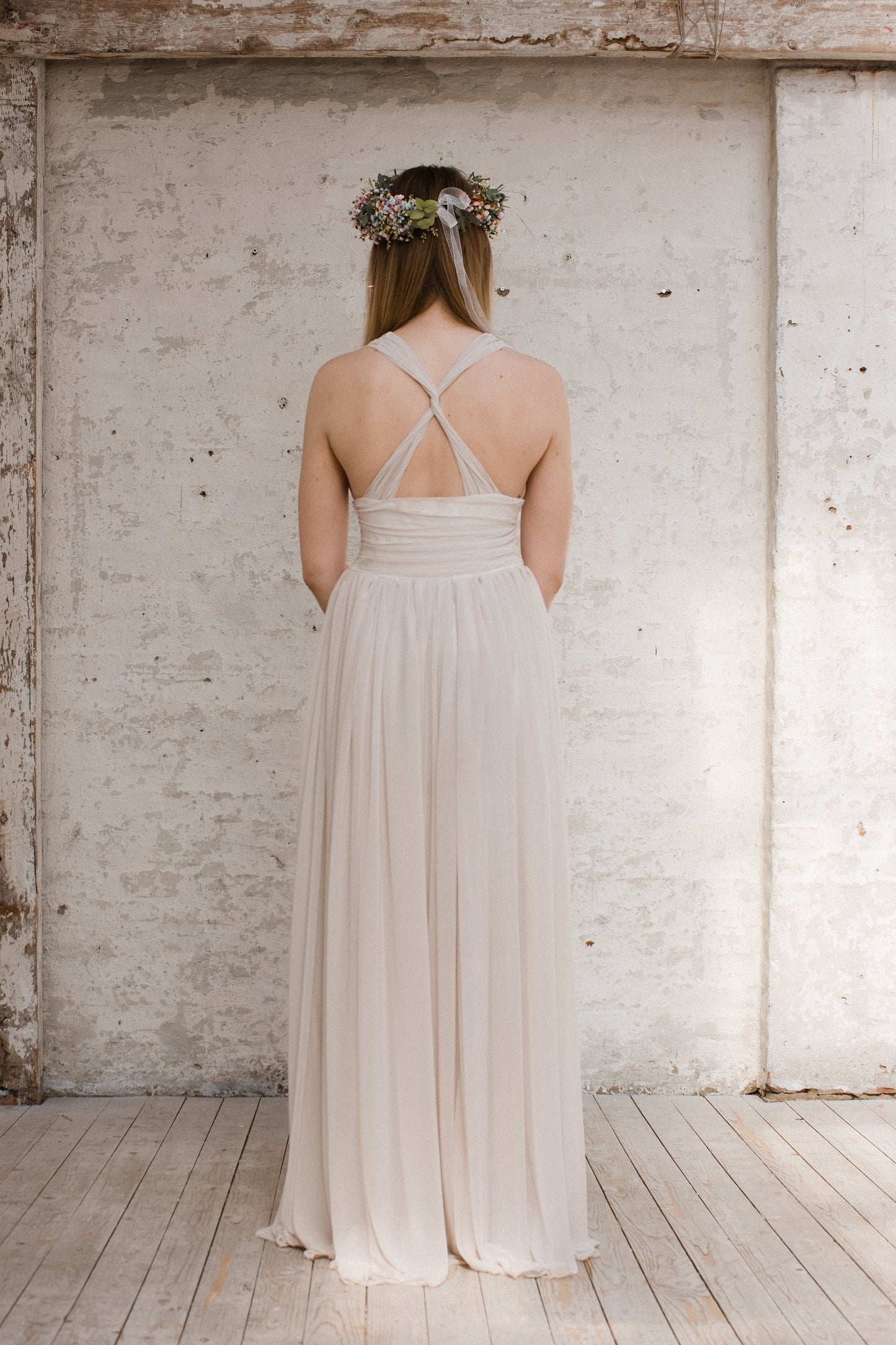 Bodenlanges Boho Brautkleid mit tiefem Ausschnitt und viel federleichtem Chiffon