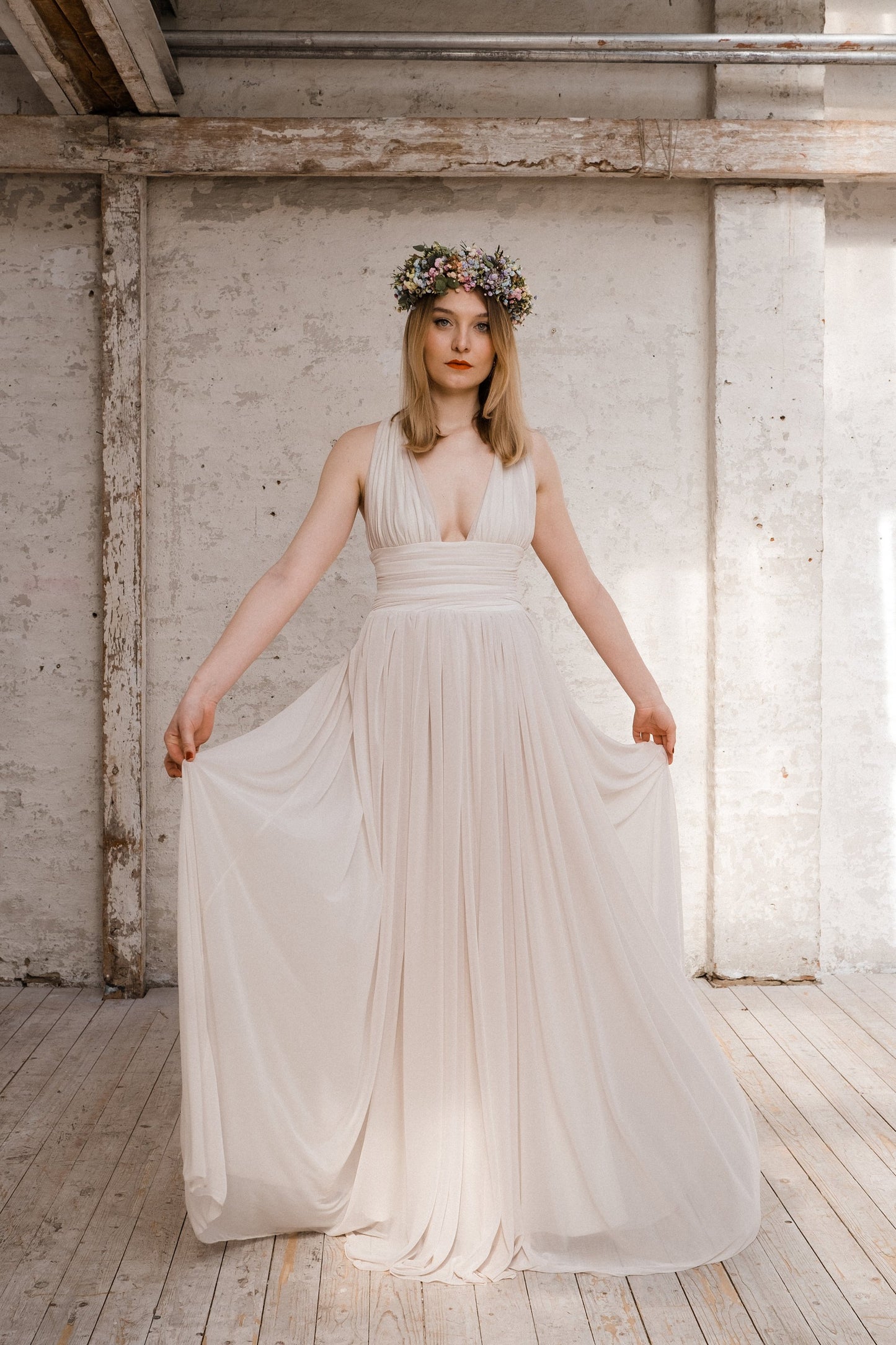 Bodenlanges Boho Brautkleid mit tiefem Ausschnitt und viel federleichtem Chiffon