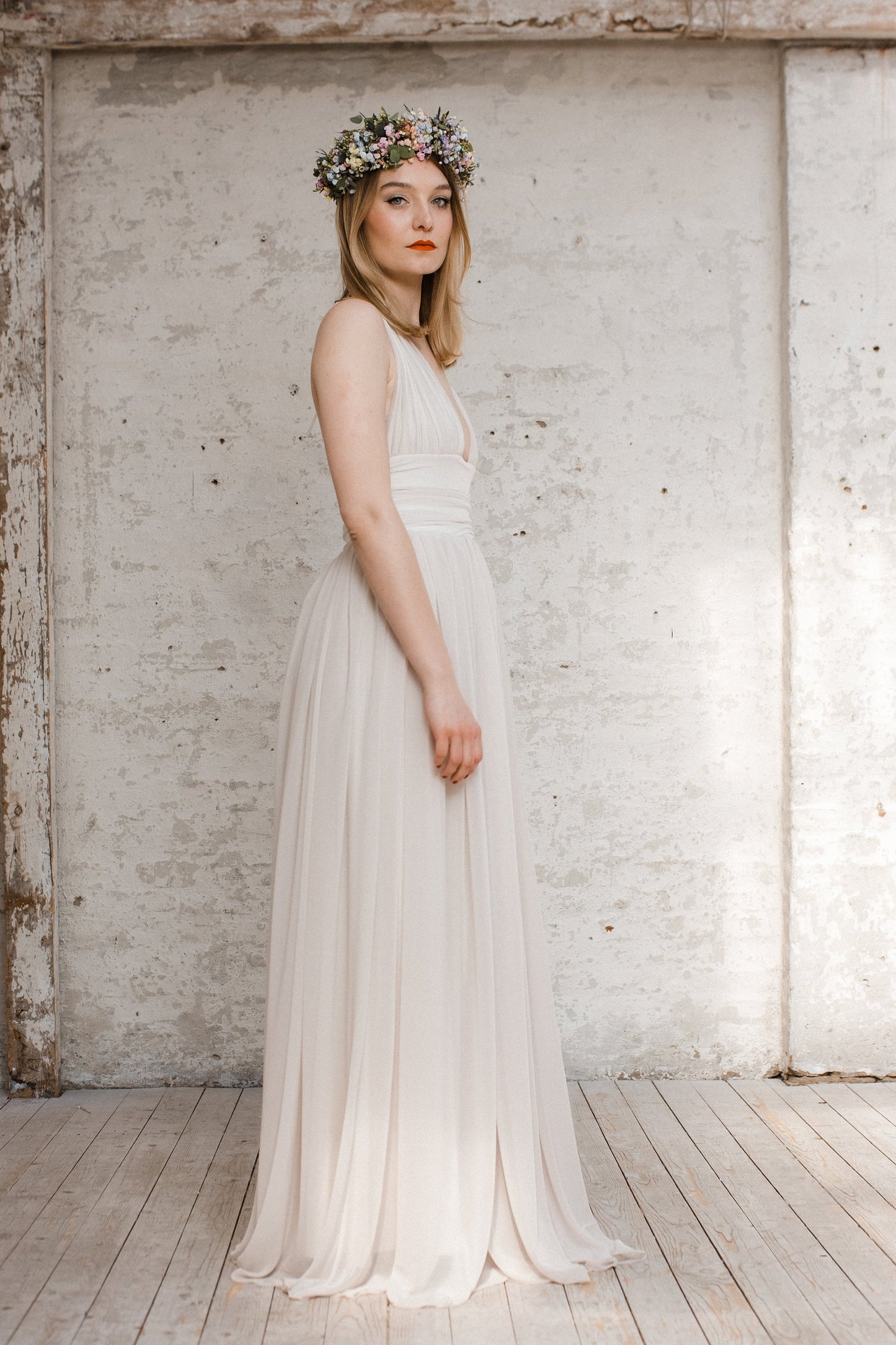 Bodenlanges Boho Brautkleid mit tiefem Ausschnitt und viel federleichtem Chiffon