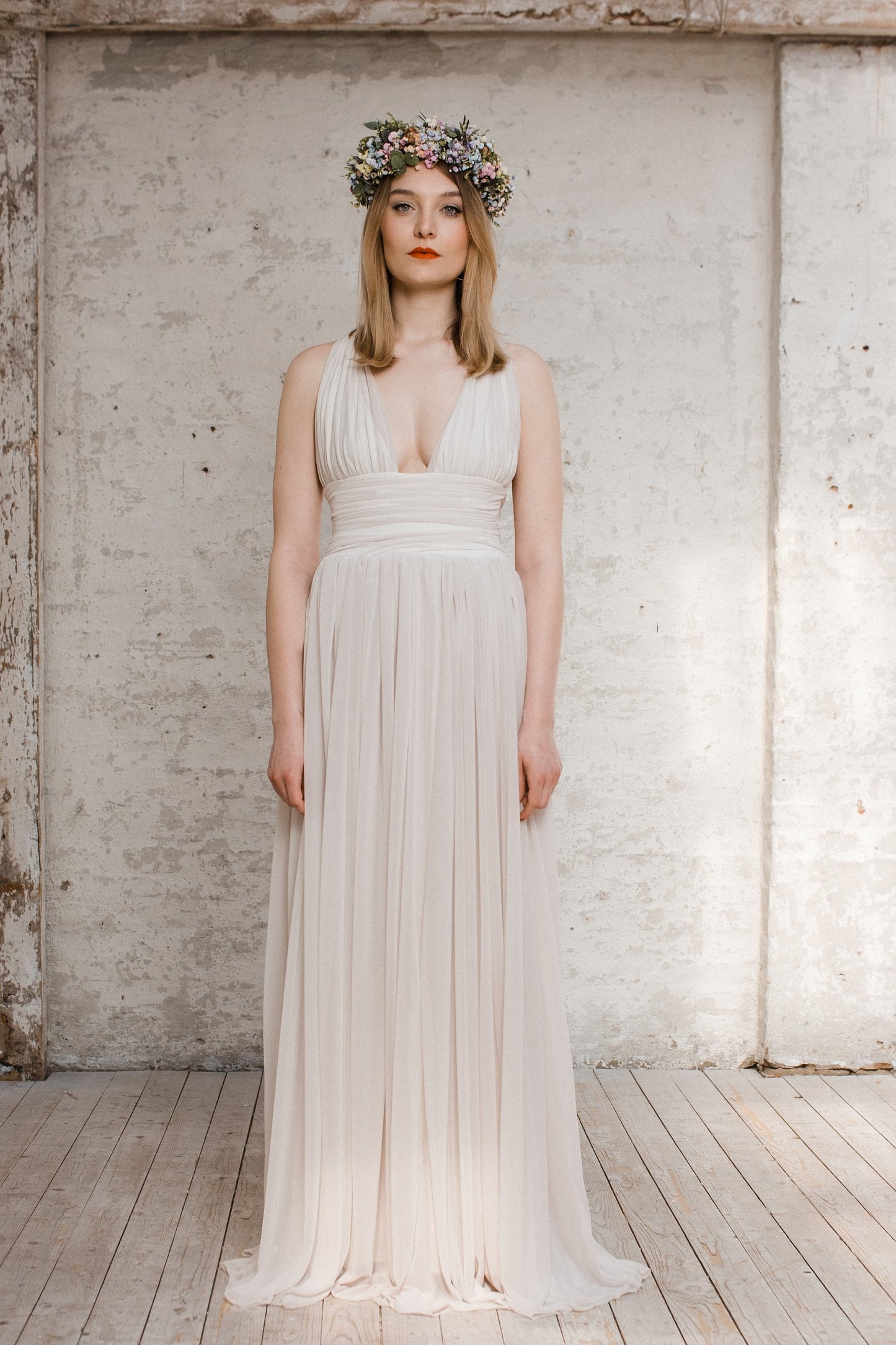 Bodenlanges Boho Brautkleid mit tiefem Ausschnitt und viel federleichtem Chiffon