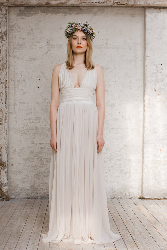 Bodenlanges Boho Brautkleid mit tiefem Ausschnitt und viel federleichtem Chiffon
