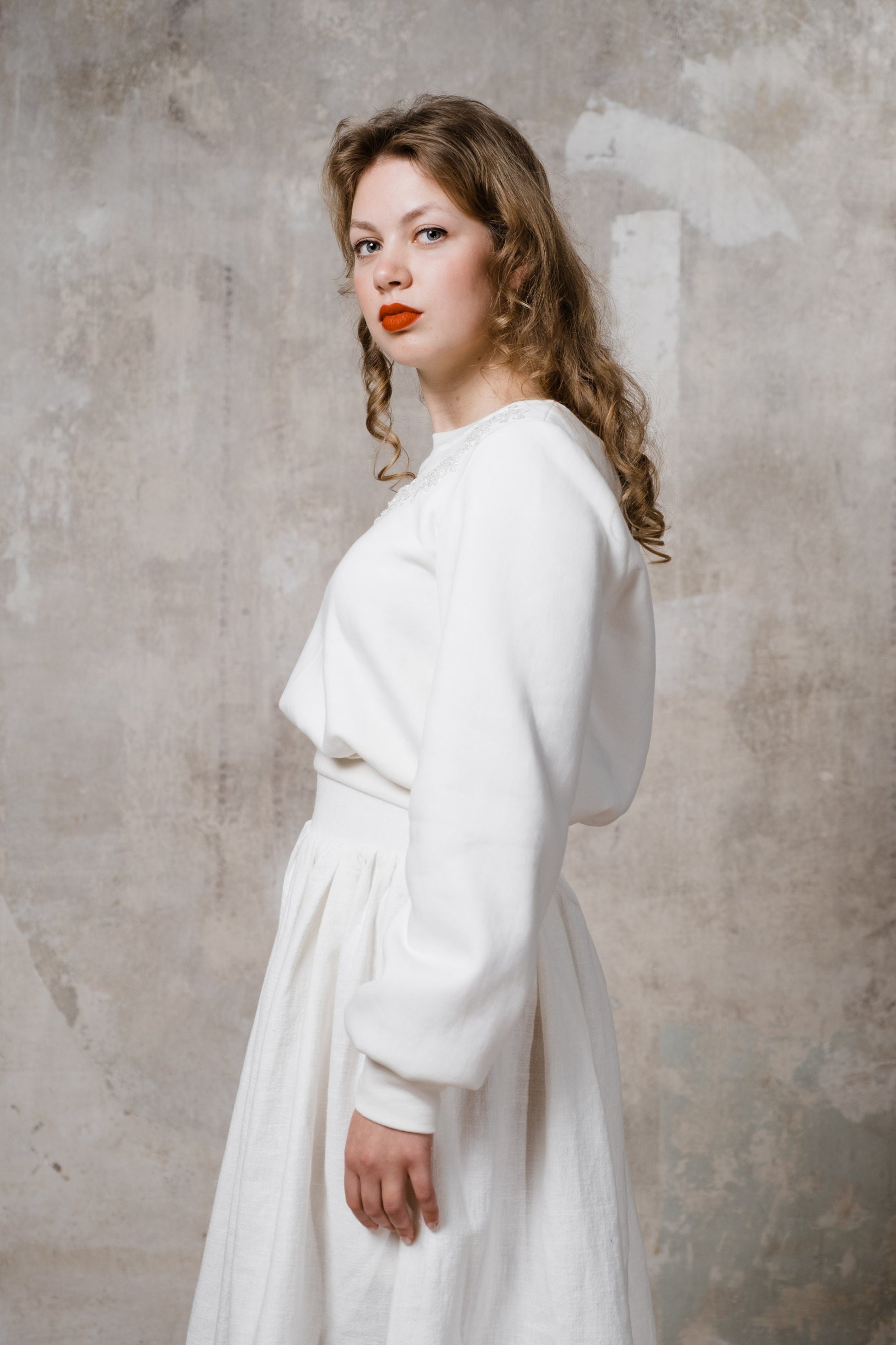 Braut Sweatshirt mit Stickerei und Leinenrock