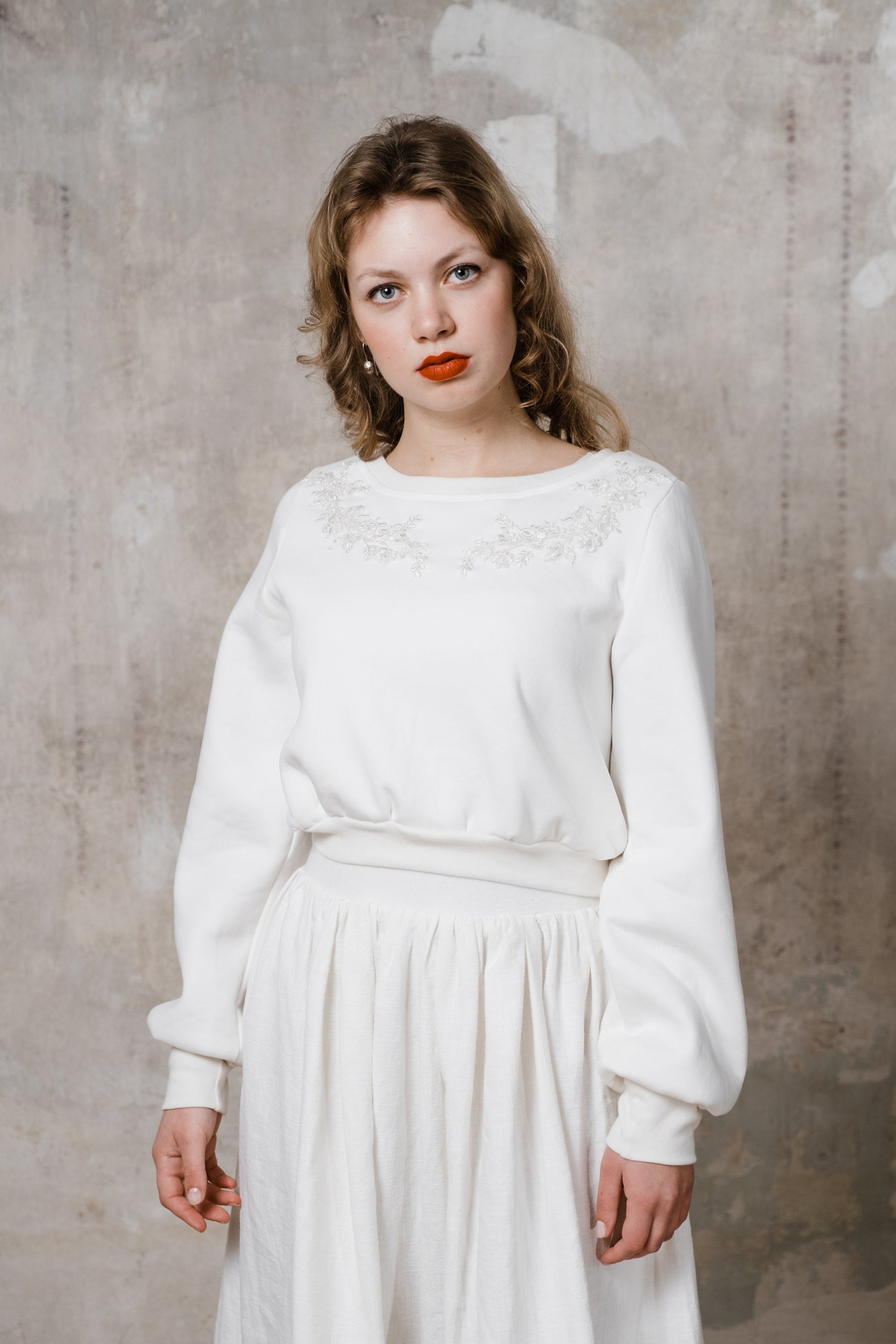 Braut Sweatshirt mit Stickerei und Leinenrock