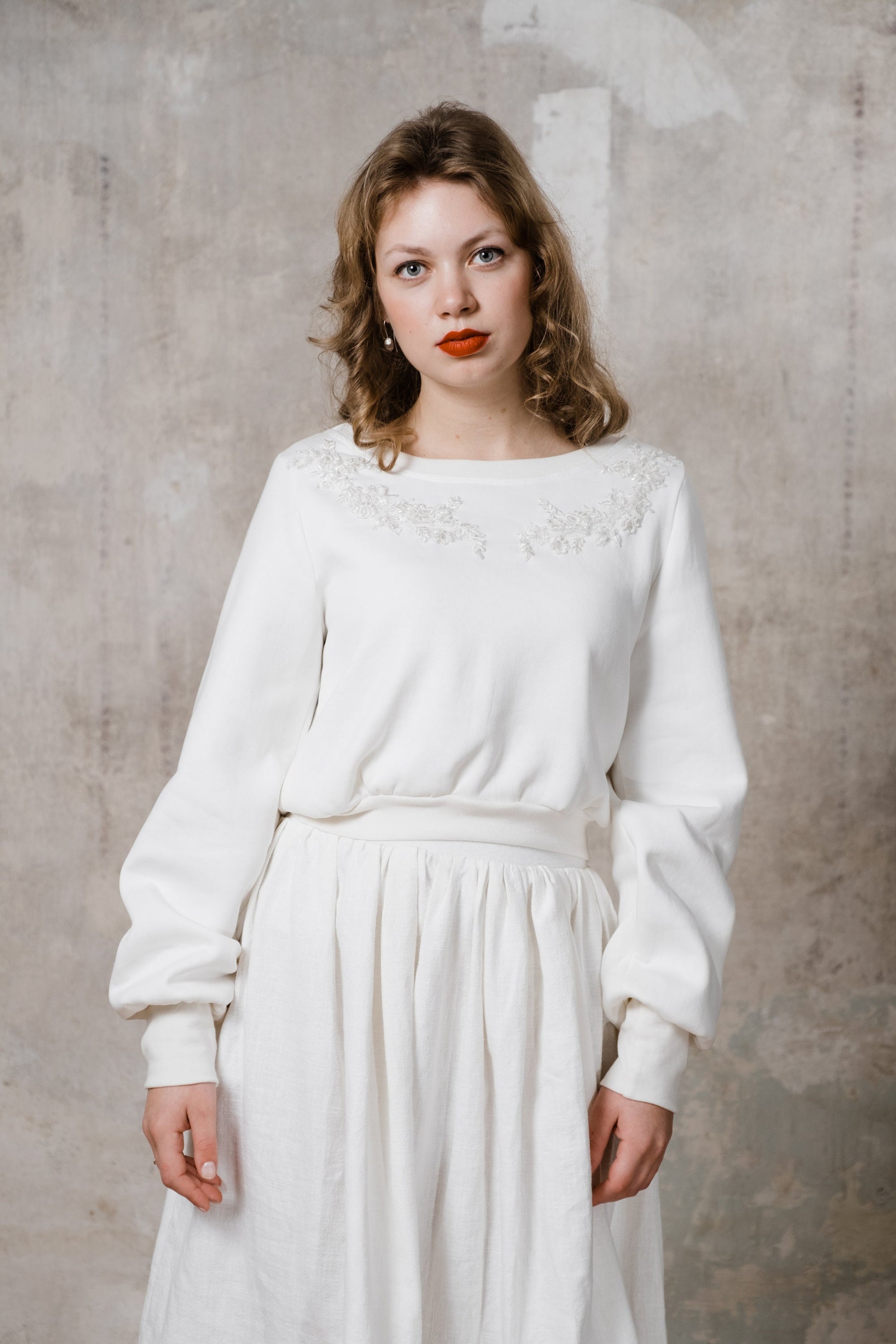 Braut Sweatshirt mit Stickerei und Leinenrock