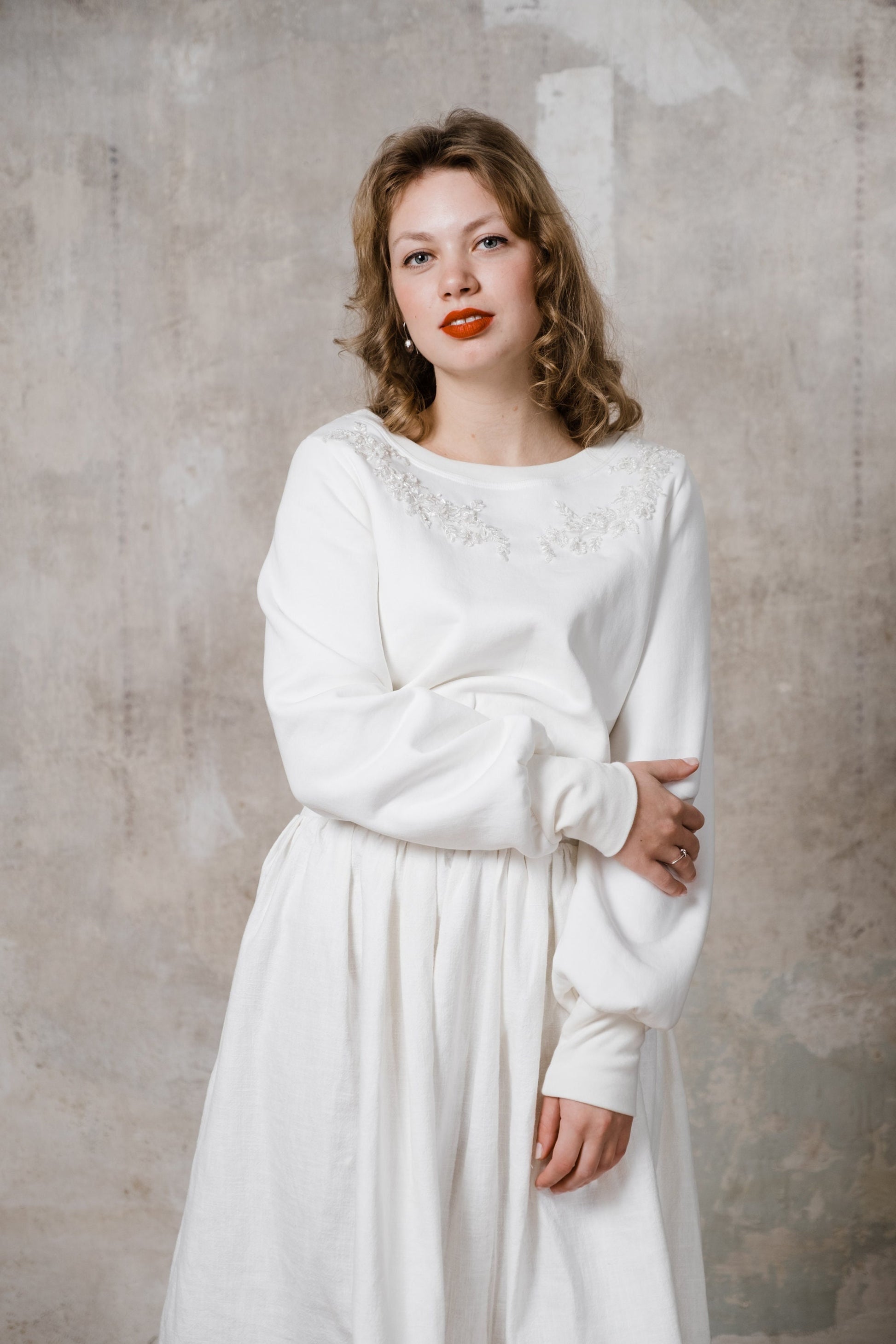 Braut Sweatshirt mit Stickerei und Leinenrock