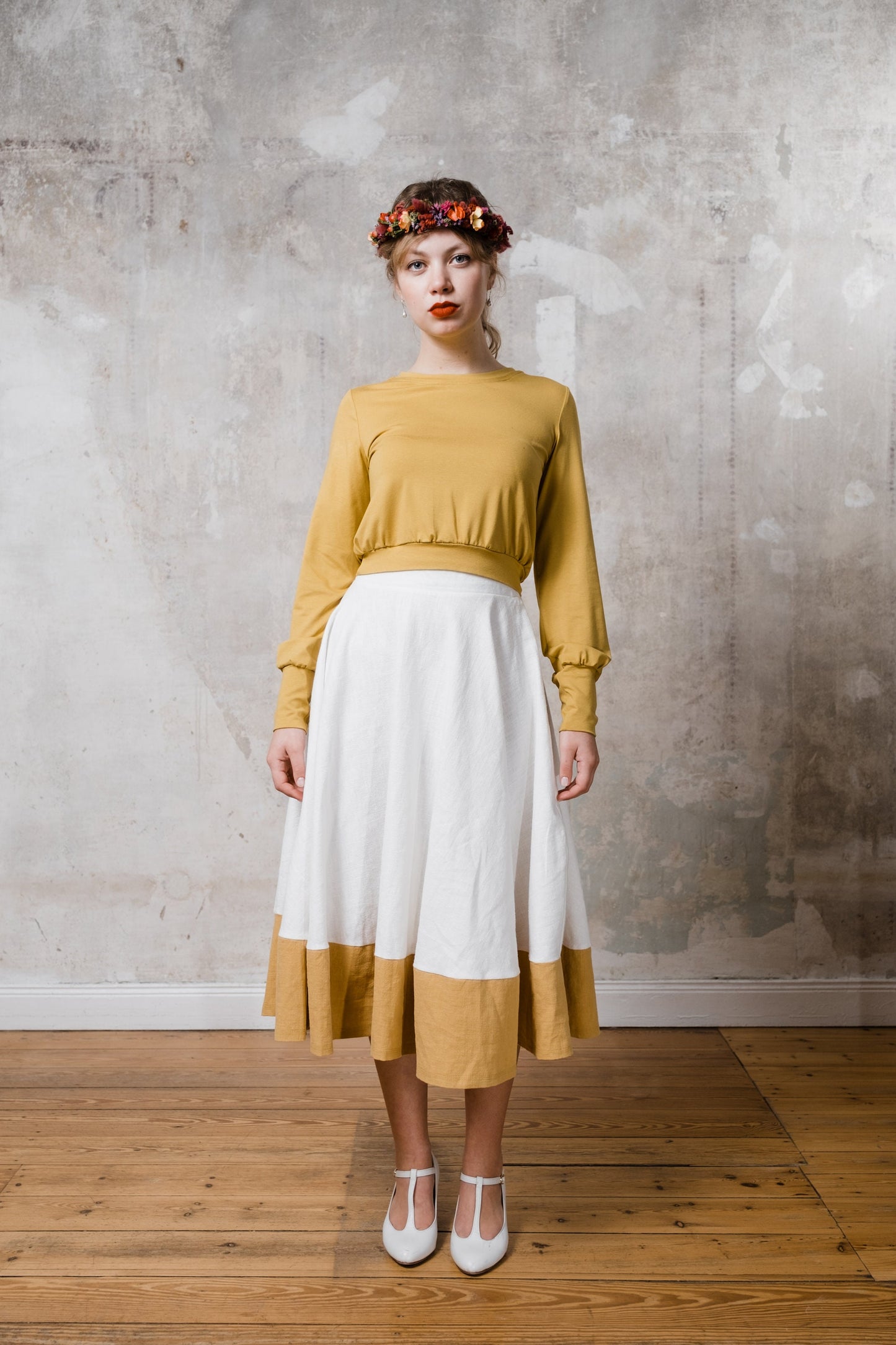 Tellerock aus Leinen cremweiß senfgelb und Croptop in senfgelb