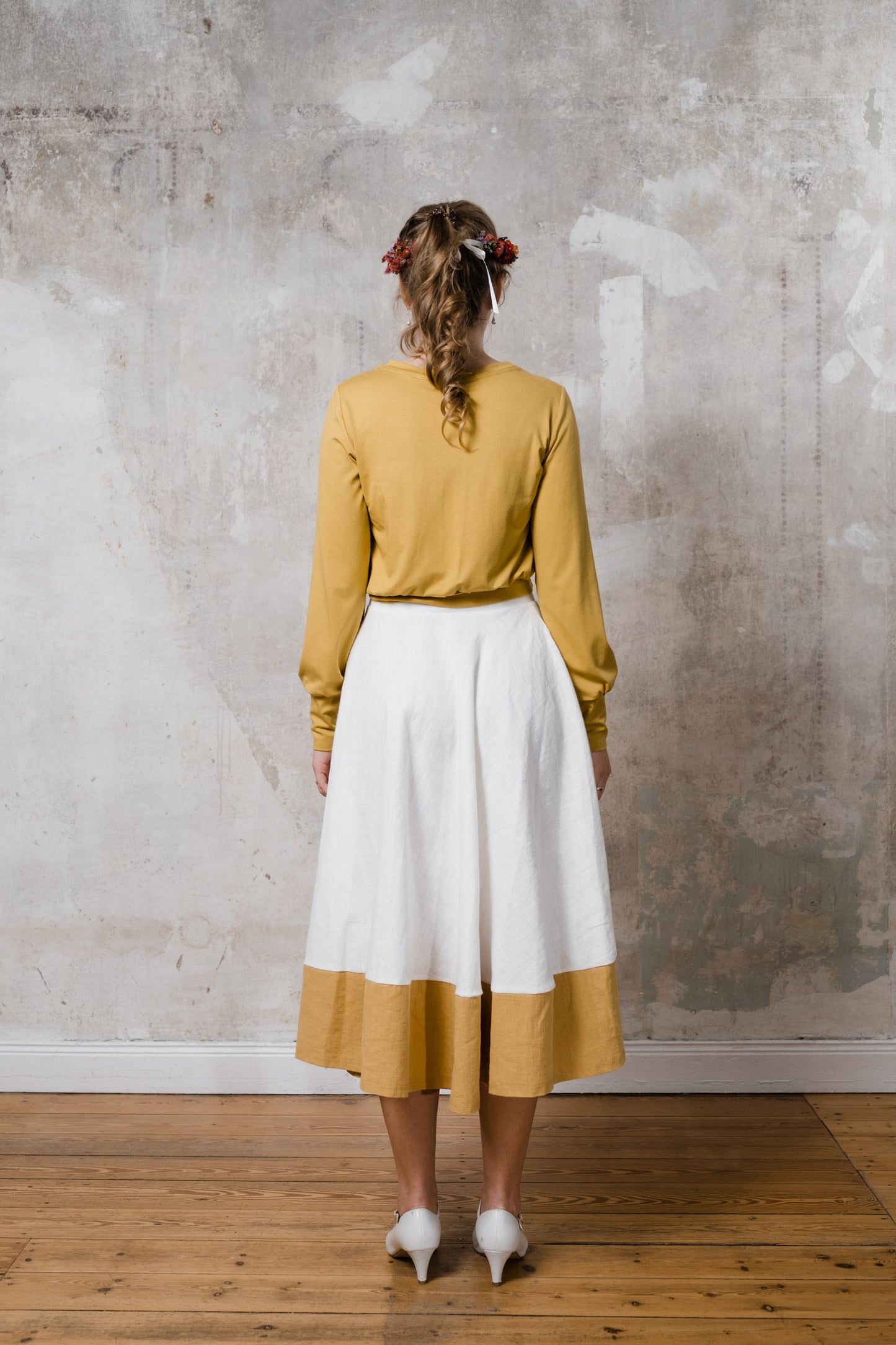 Tellerock aus Leinen cremweiß senfgelb und Croptop in senfgelb