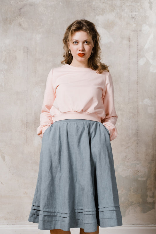 Croptop Lachs Sweatshirt knielanger Leinenrock blau