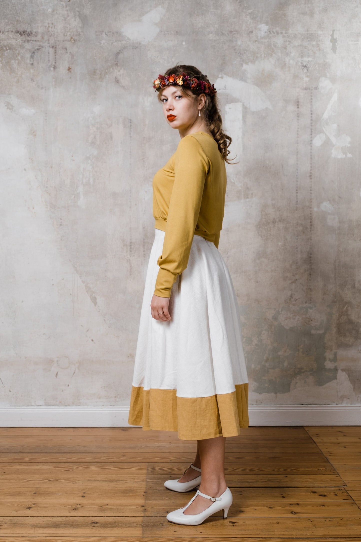 Tellerock aus Leinen cremweiß senfgelb und Croptop in senfgelb