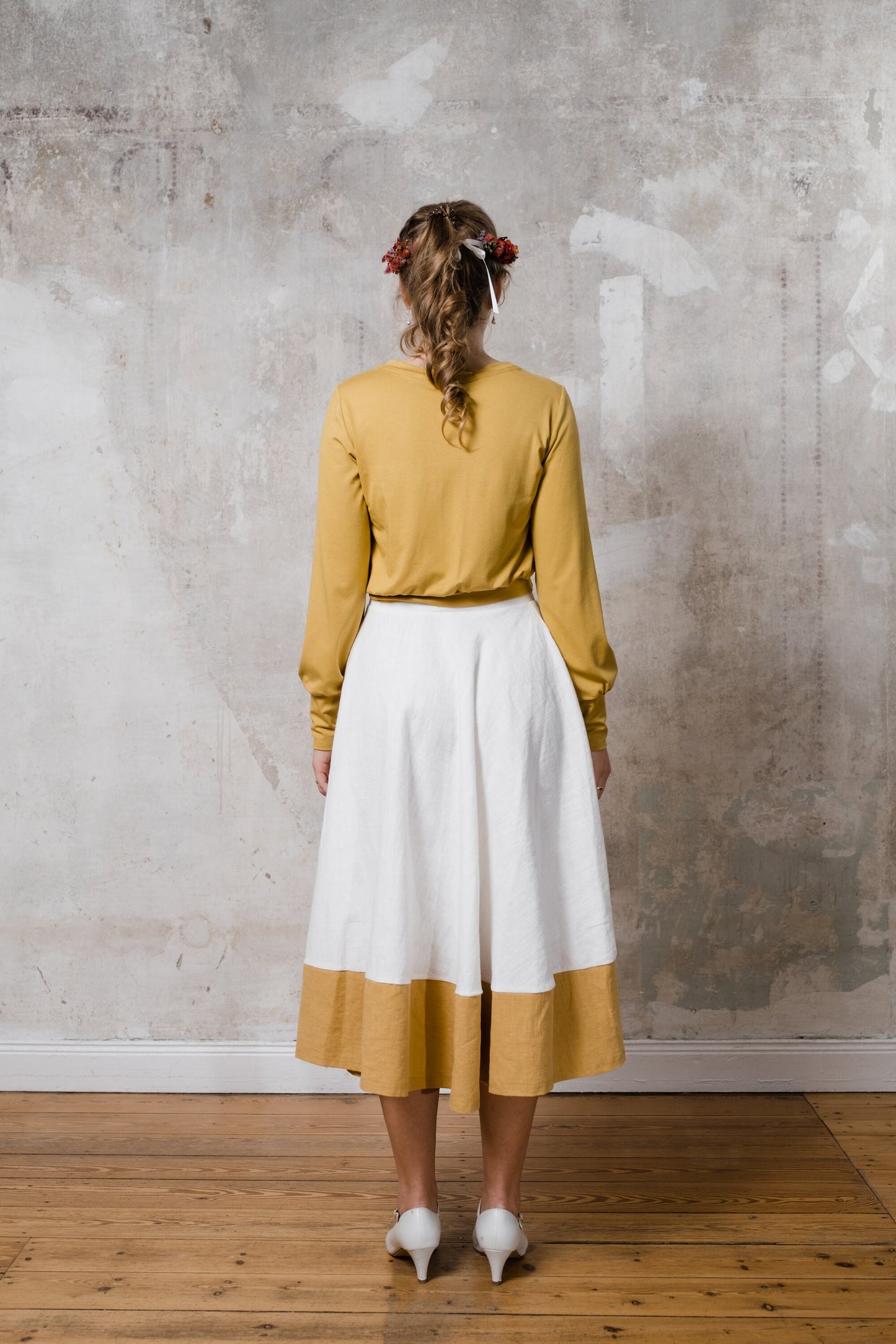 Tellerock aus Leinen cremweiß senfgelb und Croptop in senfgelb
