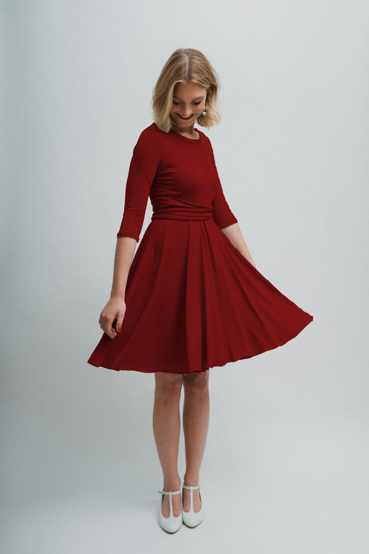 Jerseykleid Jade in Rot mit Dreiviertelärmeln und Taillenband, am Model mit weit schwingendem Tellerrock