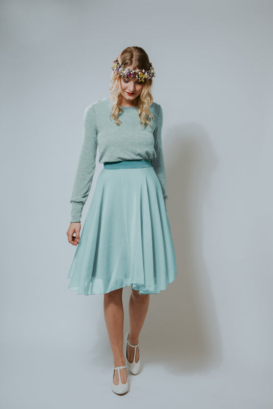 Chiffonkleid Zuckerwatte in Mint seitlich von hinten mit locker fallendem Strickoberteil und asymmetrischem Chiffonrock