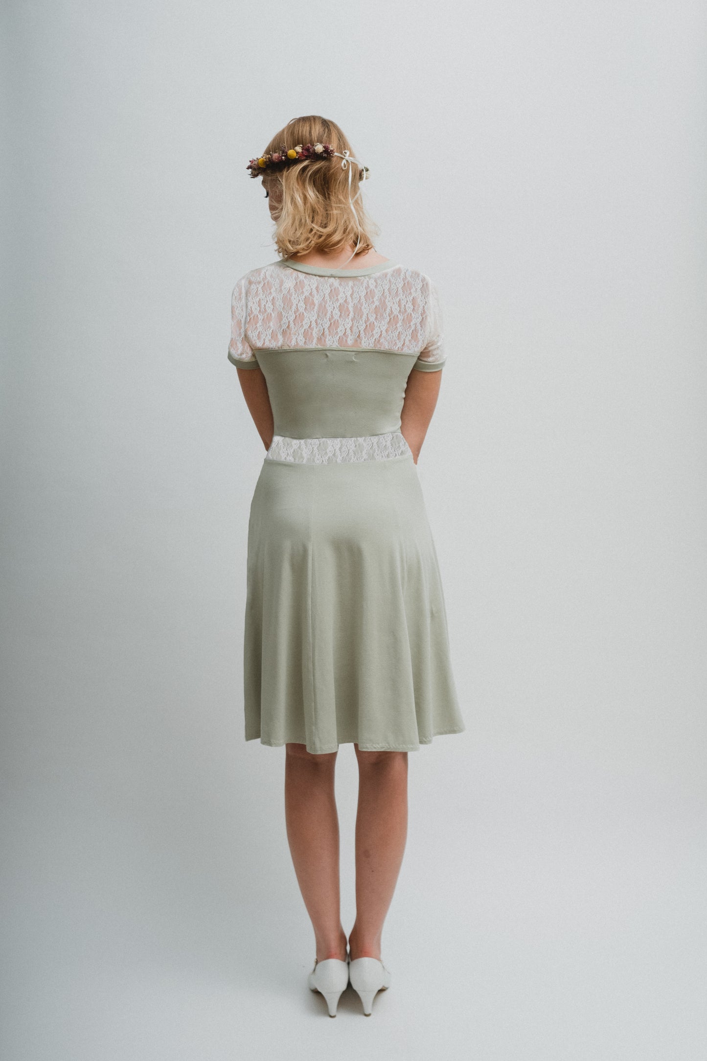 Jerseykleid in Lindgrün mit Spitzendetails
