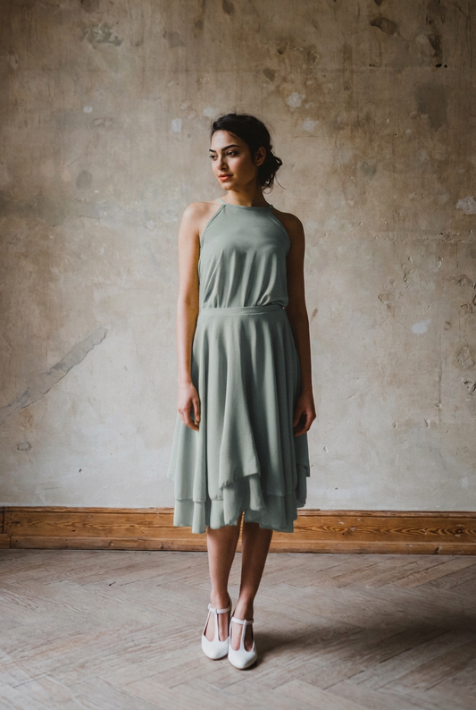 Kleid Tanzmarie in Dusty Mint von vorne mit ärmellosem Oberteil, Taillenbund und asymmetrischem Rocksaum