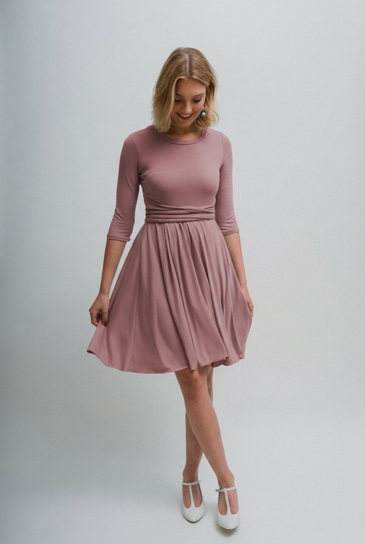Jerseykleid Jade in Rosenholz von vorne mit Rundhalsausschnitt, Dreiviertelärmeln, Taillenband und locker fallendem Tellerrock