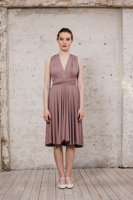Infinity Dress kurzes Multitie-Kleid in Rosenholz