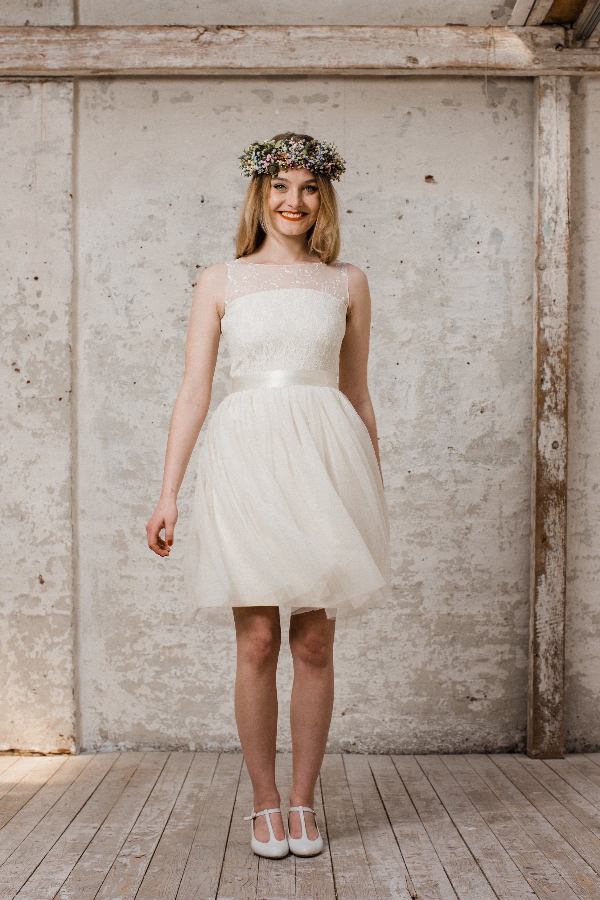 Kurzes Brautkleid aus Tüll und Blütenspitze