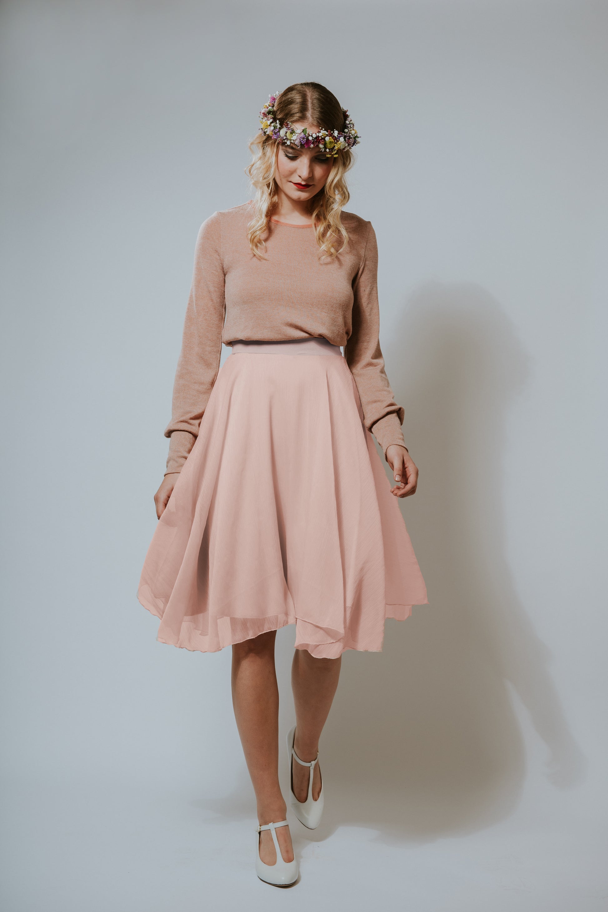 Chiffon Kleid in Rosé mit einem lässig, legerem Feinstrickoberteil