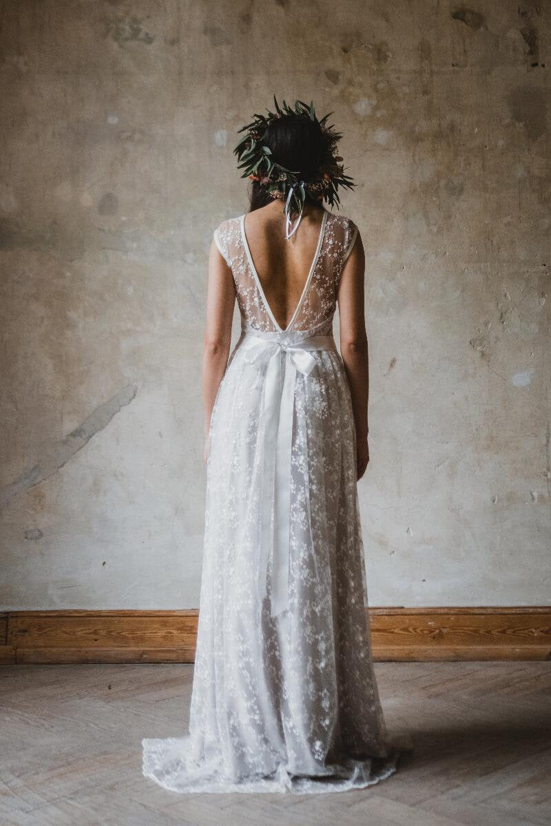 Bodenlanges Boho Brautkleid mit filigraner Blütenspitze