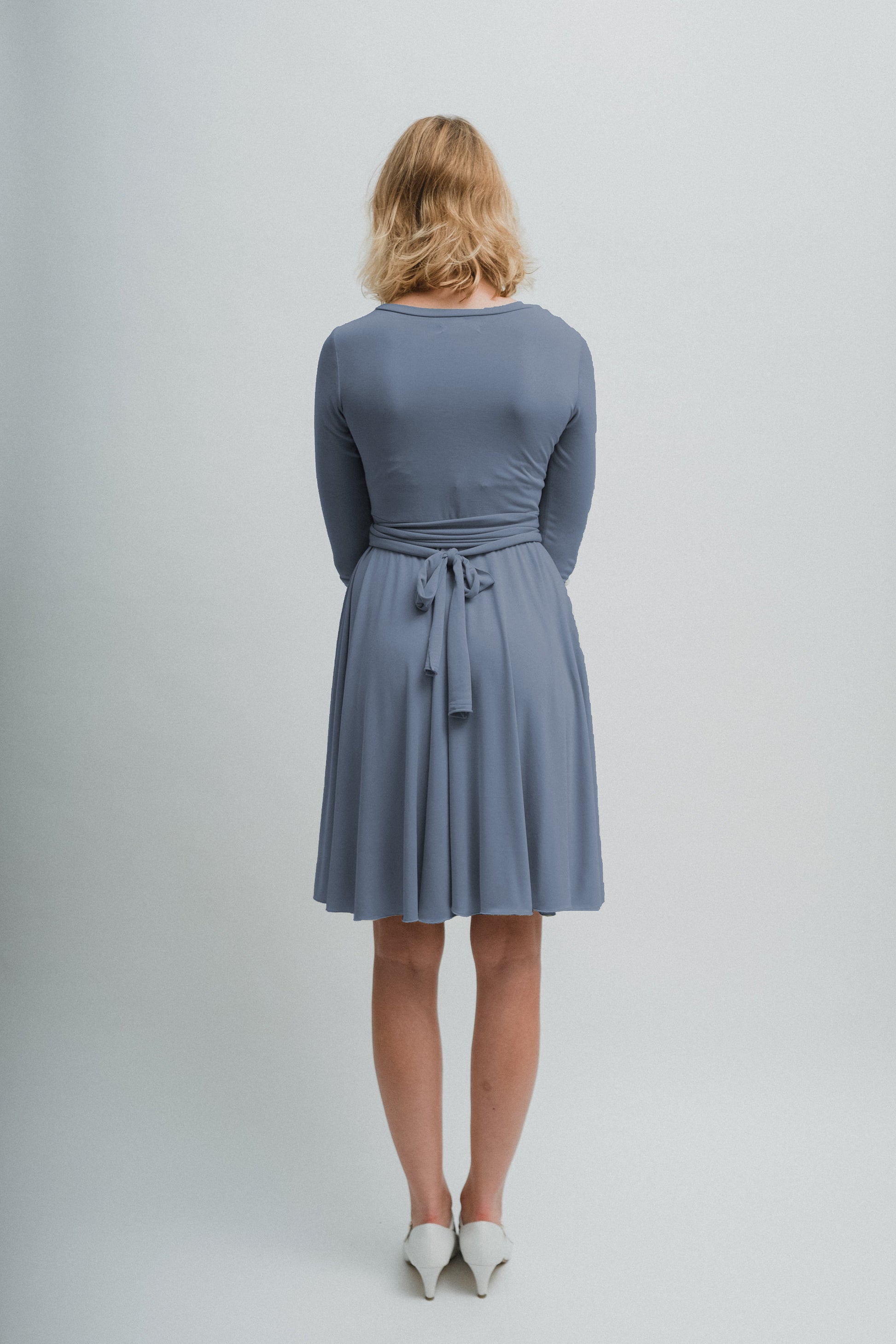 Jerseykleid mit femininem Schnitt in Jeansblau