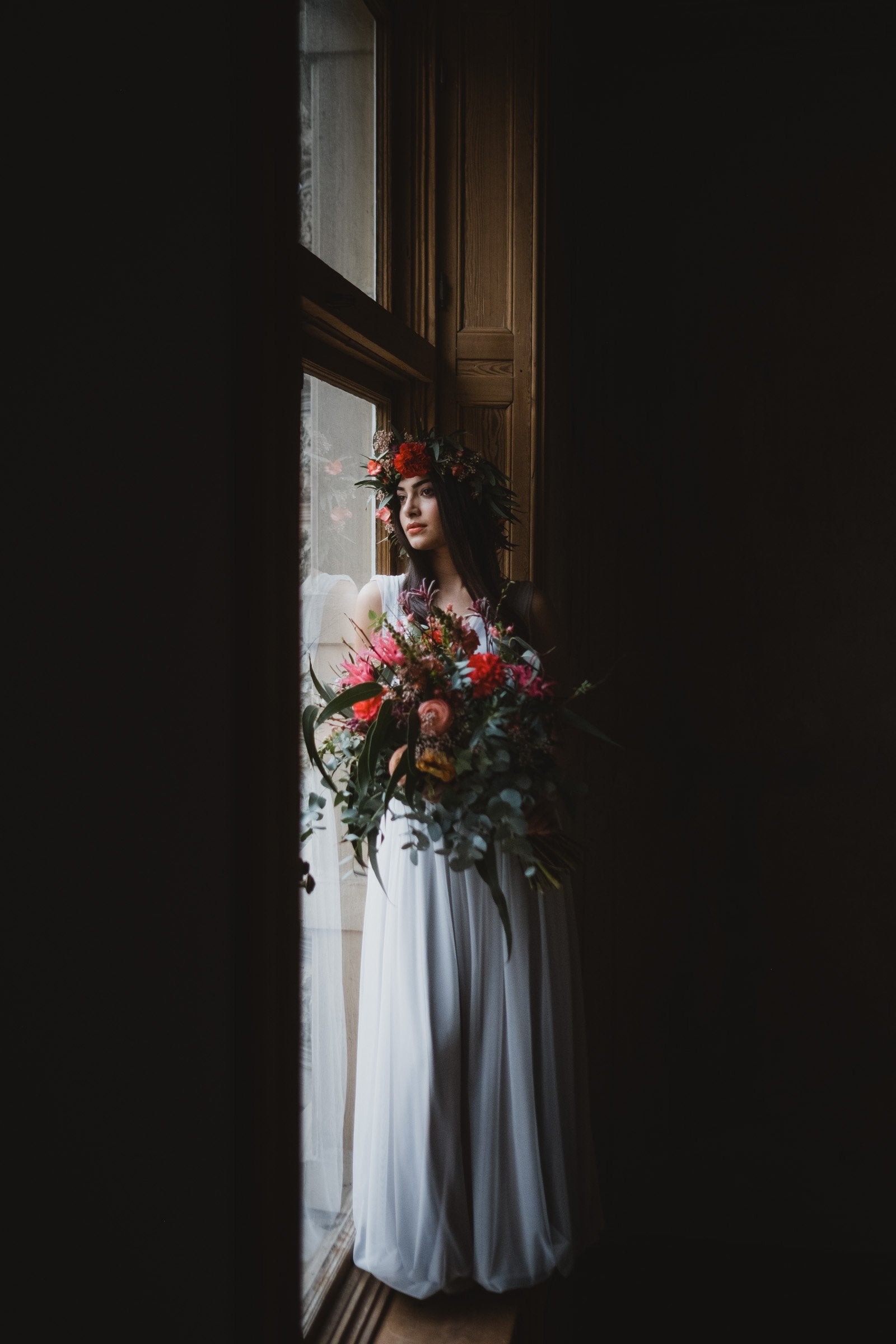 Lichtgraues Brautkleid aus Tüll