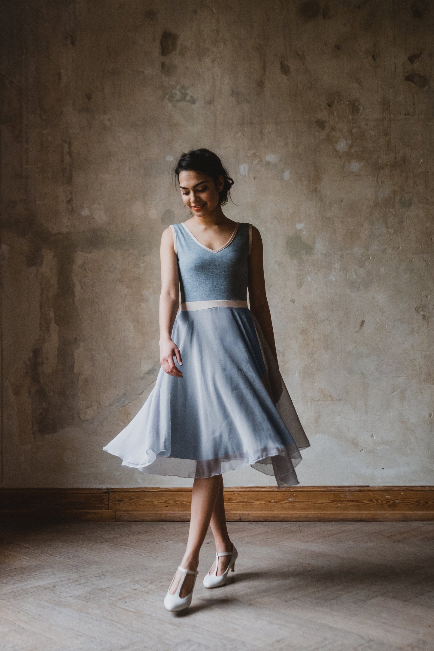 Wolkig leichtes Chiffon Kleid in pudrigem Graublau mit einem lässig, legerem Feinstrickoberteil