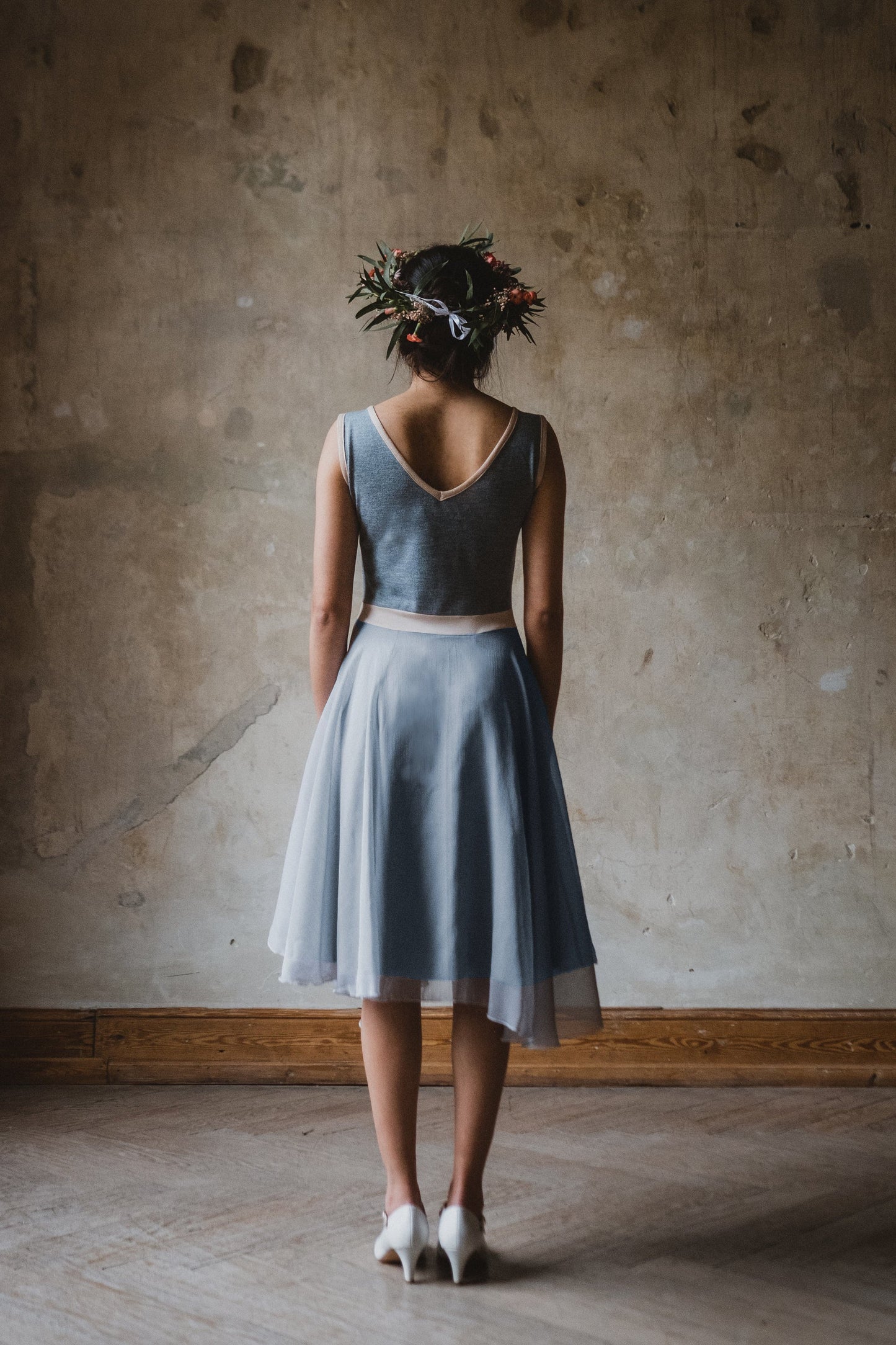 Wolkig leichtes Chiffon Kleid in pudrigem Graublau mit einem lässig, legerem Feinstrickoberteil