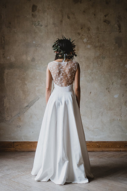 Bohobrautkleid mit tiefem Rückenausschnitt